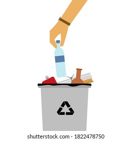 La botella está tirando a una papelera de reciclaje.