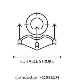 Icono lineal de búsqueda de flecha y arco. Caza de bolas. El cazador se sienta y acecha a un animal. Arco compuesto. Ilustración personalizable de línea delgada. Símbolo de contorno. Dibujo de contorno aislado del vector. Trazo editable