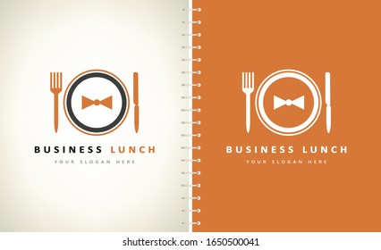 Corbata de mariposa, tenedor, cuchillo y placa de logo. Diseño de almuerzos de negocios.