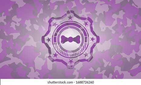 icono de corbata de arco dentro del emblema de camuflaje rosa y púrpura