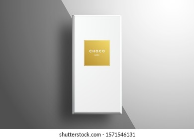 Eine Schokoladenbox mit goldenem Etikett befindet sich über der Oberfläche mit einer diagonalen Farbe. Vektorillustration-Mockup für Design mit realistischen Schatten
