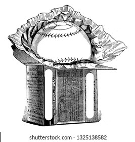Es una estructura en forma de caja con una bola en su parte superior. Habitualmente cubierta por papel, o tela, vintage ilustración de línea grabada. Accesorios para bicicletas - 1900