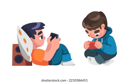 Muchacho adicto al gadget mintiendo sobre almohada y jugando videojuegos