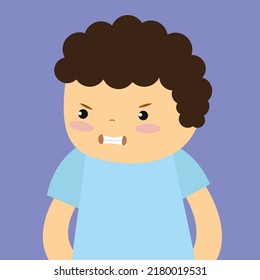 El niño está enojado, descortezando sus dientes