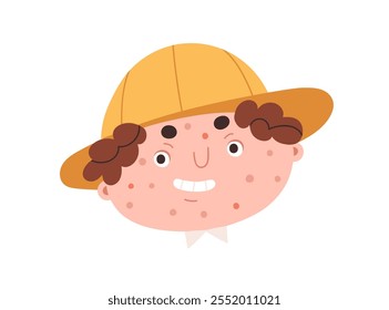 Niño avatar, cara con pecas, lunares y espinillas. Raro extraño personaje de niño divertido en sombrero, sonriente, retrato de la cabeza. Niño nerd, perfil de usuario. Ilustración vectorial plana aislada sobre fondo blanco