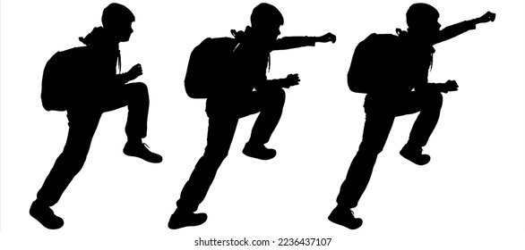 Un niño con una mochila detrás de la espalda, levantando una pierna, hace un aumento. Niño con una mano extendida. Un grupo de turistas jóvenes en una caminata. Actividades de vacaciones. Vista lateral. Silhouette negra aislada.