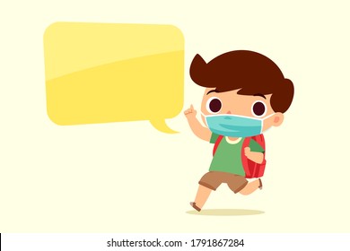 Un niño con mochila con mascarilla en la cara hablando con burbuja de habla. Concepto de protección del coronavirus.