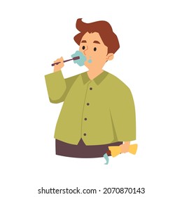 El niño cepilla los dientes con cepillo de dientes y sostiene pasta dental, ilustración vectorial plana aislada en fondo blanco. Concepto de higiene dental infantil. Carácter lindo para el diseño odontológico.