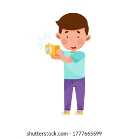 Carácter de niño con cámara fotográfica con imagen vectorial