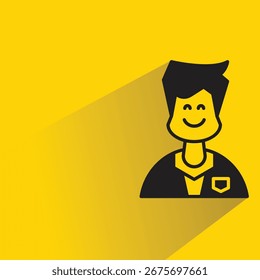 Carácter del muchacho con la sombra en el fondo amarillo