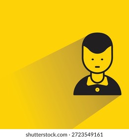 Carácter del muchacho con la sombra en el fondo amarillo