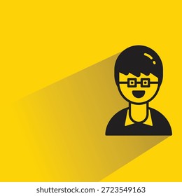Carácter del muchacho con la sombra en el fondo amarillo