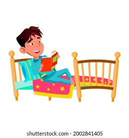 Niño En Cama Y Leyendo Vector De Libros. Un Niño Chino De Preadolescencia Lee Un Interesante Libro De Historia En La Habitación. Escolar de personajes japoneses en tiempo de descanso con ilustración de dibujos planos de la literatura