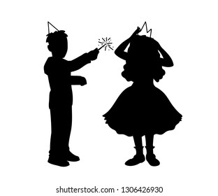Un chico con un sombrero festivo sostiene la varita mágica y una chica vestida corrige la corona. Ilustración monocromática vectorial de siluetas de niños y niñas que se ponen juntos. Siluetas negras aisladas sobre fondo blanco.