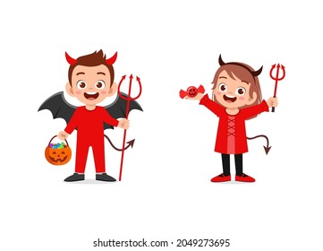 niño y niña celebran halloween con disfraz de diablo