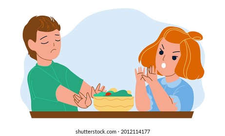 Niños Y Niñas Saludables Negando Vector De Alimentos. Escolar Triste Y Escolar Enfadada Negándose A La Ensalada De Vitamina Vegetable. Caracteres Niños Rechazan Producto Natural Dish Ilustración de Dibujo Plano