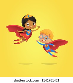 Chico y Chica, usando disfraces de superhéroes vuelan. Caricaturas vectoriales de los superhéroes infantiles aislados. Se puede utilizar para fiestas, invitaciones, web, mascota