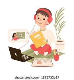Niño en audífonos estudiando en línea usando computadora portátil, educación en casa, aprendizaje a distancia Concepto de dibujos animados Ilustración vectorial