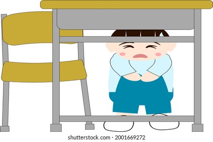 Niño escondido debajo del escritorio