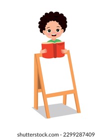 niño sujetando un libro y una tabla en blanco