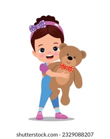 Un niño sostiene un oso de peluche