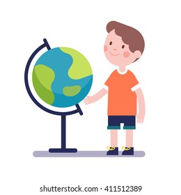 Junge lernt Geografie mit Erde-Erdkugel. Kid-Zeichen. Moderne Vektorillustration Illustration Clipart.