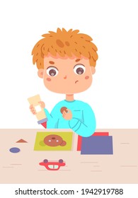 Junge Bären aus Papier in Kunst- und Handwerksklasse. Kleine kinderleibende Teile mit Leim, sitzend am Schreibtisch im Schulzimmer. Kreative Aktivitäten mit Werkzeugen zur Vektorgrafik.