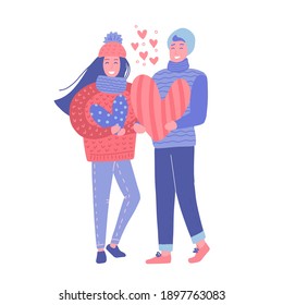 Muchacho y muchacha llevando grandes corazones en las manos con ropa de invierno. La pareja de San Valentín enamorada. Hombre y mujer encantadores. Ilustración vectorial plana