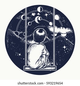 Rapaz num balanço nas montanhas, arte de tatuagem de sonhador. O rapaz olha para as estrelas. Símbolo de poesia, psicologia, filosofia, astronomia, ciência. Fases lunares e Universo. Design de camiseta de gênio dos sonhos