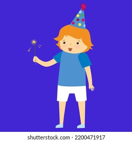 Junge, der allein mit Sparkler spielt