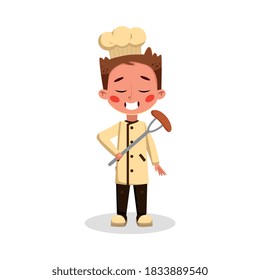 Carácter de Chef Profesional Boy Sausage en la horquilla, chico lindo con uniforme y sombrío Cocina Sabrosa Caricatura estilo vector Ilustración