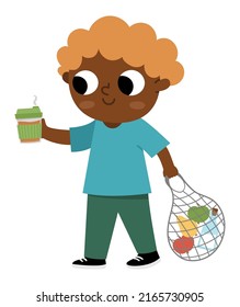 Junge mit wiederverwendbarem Becher und Netto-Shopper-Symbol. Cute umweltfreundliches Kind. Illustration des ökologischen Bewusstseins von Kindern. Konzept des Earth Day oder des Nullabfalls
