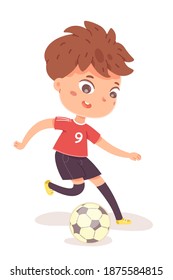 Niño corriendo con pelota en la práctica de fútbol. Niño feliz jugando al deporte en ilustración vectorial uniforme. Un niño sonriente corre con una pelota delante del pie sobre fondo blanco.