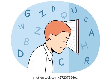 Niño con libro de texto escolar, cansado debido a las lecciones extenuantes y la tarea difícil, se para con la cabeza apoyada en el libro. El estudiante de primaria necesita descansar para evitar el sobreesfuerzo y la depresión.