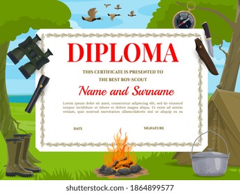 Plantilla vectorial de diploma de exploradores. Binoculares de equipo de camping, carpa y brújula con linterna, cuenco de cocina, botas y cuchillo de caza cerca del fuego del campamento. Diseño de dibujos animados con certificado de educación infantil