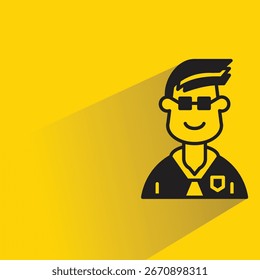 Niño con sombra sobre fondo amarillo