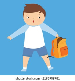 Niño en pantalones cortos y raglan con una mochila