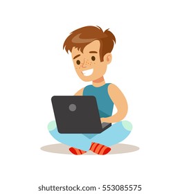 Junge Sitzen mit Lap-Top-, Child- und Gadget-Illustration mit Kinderbeobachtung und Spielen mit elektronischen Geräten