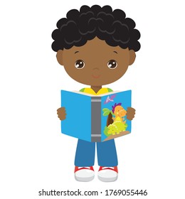 Niño parado y sosteniendo un libro abierto