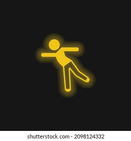 Junge, die auf einem gelb leuchtenden Neonsymbol steht