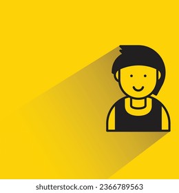 estudiante chico con sombra de fondo amarillo