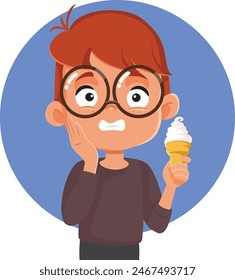 
Niño que sufre dolor de muelas después de comer helado Vector de dibujos animados. Niño infeliz que tiene postre azucarado que sufre de caries dentales 
