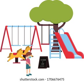Junge, die eine ärztliche Maske verwenden, um einen geschlossenen Spielplatz zu beobachten