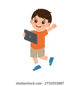 Niño caminando feliz mientras sostiene la tableta para la actividad digital de la diversión
