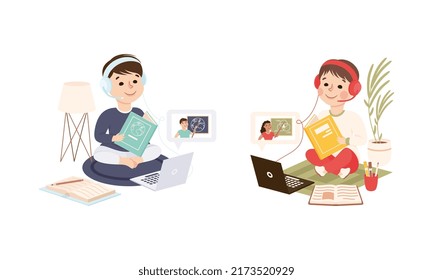 Niños aprendiendo en línea usando computadora portátil y auriculares. Escolares en educación a distancia, escolarización en el hogar, e-learning cartoon vector ilustración