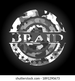 Emblema de texto trenzado sobre el patrón de camo gris 