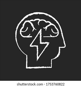 Icono de tiza blanca de lluvia de ideas sobre fondo negro. Enfoque eficiente para la solución de problemas. La mentalidad analítica. Salud mental. El cerebro humano en la cabeza. Ilustración de pizarra vectorial aislada