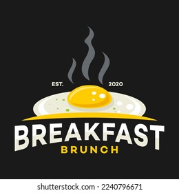 Desayuno deliciosos huevos revueltos con el logo del vapor