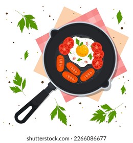 Desayuno. Huevo frito con salchichas y tomates en una sartén, salpicado de especias.
