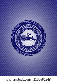 Frühstückssymbol im Abzeichen mit Denim-Textur. 